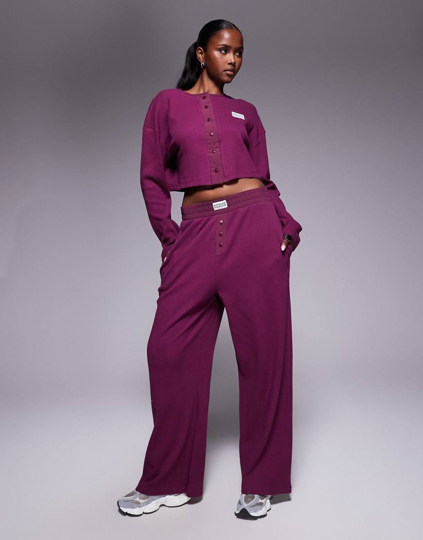 ASOS - Weekend Collective - Jogginghose in Pflaume mit weitem Bein und Nylon-Detail, Kombiteil-Lila ASOS - Weekend Collective - Jogginghose in Pflaume mit weitem Bein und Nylon-Detail, Kombiteil-Lila von ASOS Weekend Collective