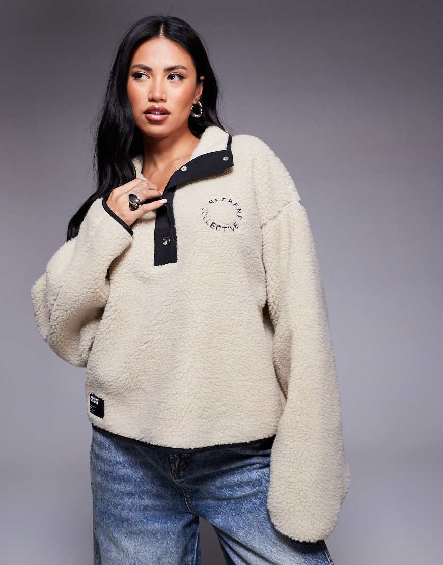 ASOS - Weekend Collective - Oberteil aus Teddyfell-Fleece in Creme mit Nylon-Einfassung und Druckknöpfen-Weiß ASOS - Weekend Collective - Oberteil aus Teddyfell-Fleece in Creme mit Nylon-Einfassung und Druckknöpfen-Weiß von ASOS Weekend Collective