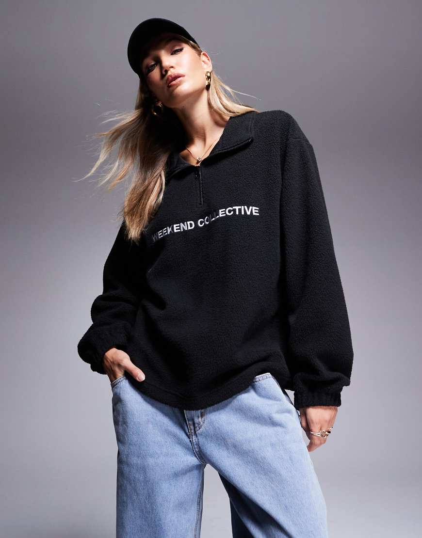 ASOS - Weekend Collective - Oberteil aus Teddyfleece in Schwarz mit Logo und halblangem Reißverschluss, Kombiteil ASOS - Weekend Collective - Oberteil aus Teddyfleece in Schwarz mit Logo und halblangem Reißverschluss, Kombiteil von ASOS Weekend Collective