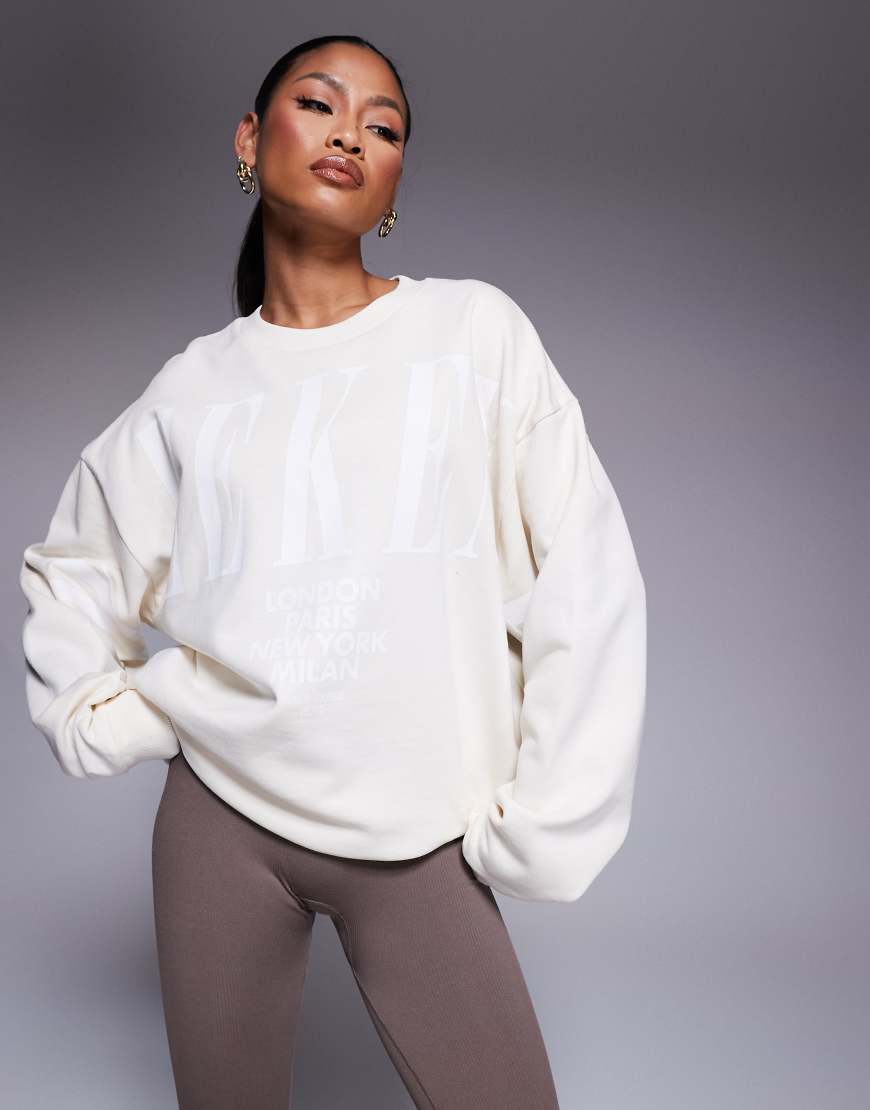ASOS - Weekend Collective - Oversize-Sweatshirt in Cremeweiß mit Stapel-Logo von ASOS Weekend Collective