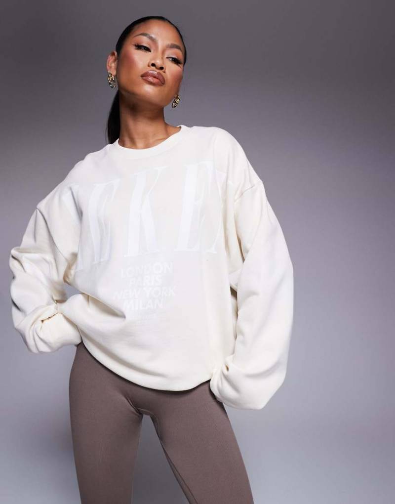 ASOS - Weekend Collective - Oversize-Sweatshirt in Cremeweiß mit Stapel-Logo von ASOS Weekend Collective