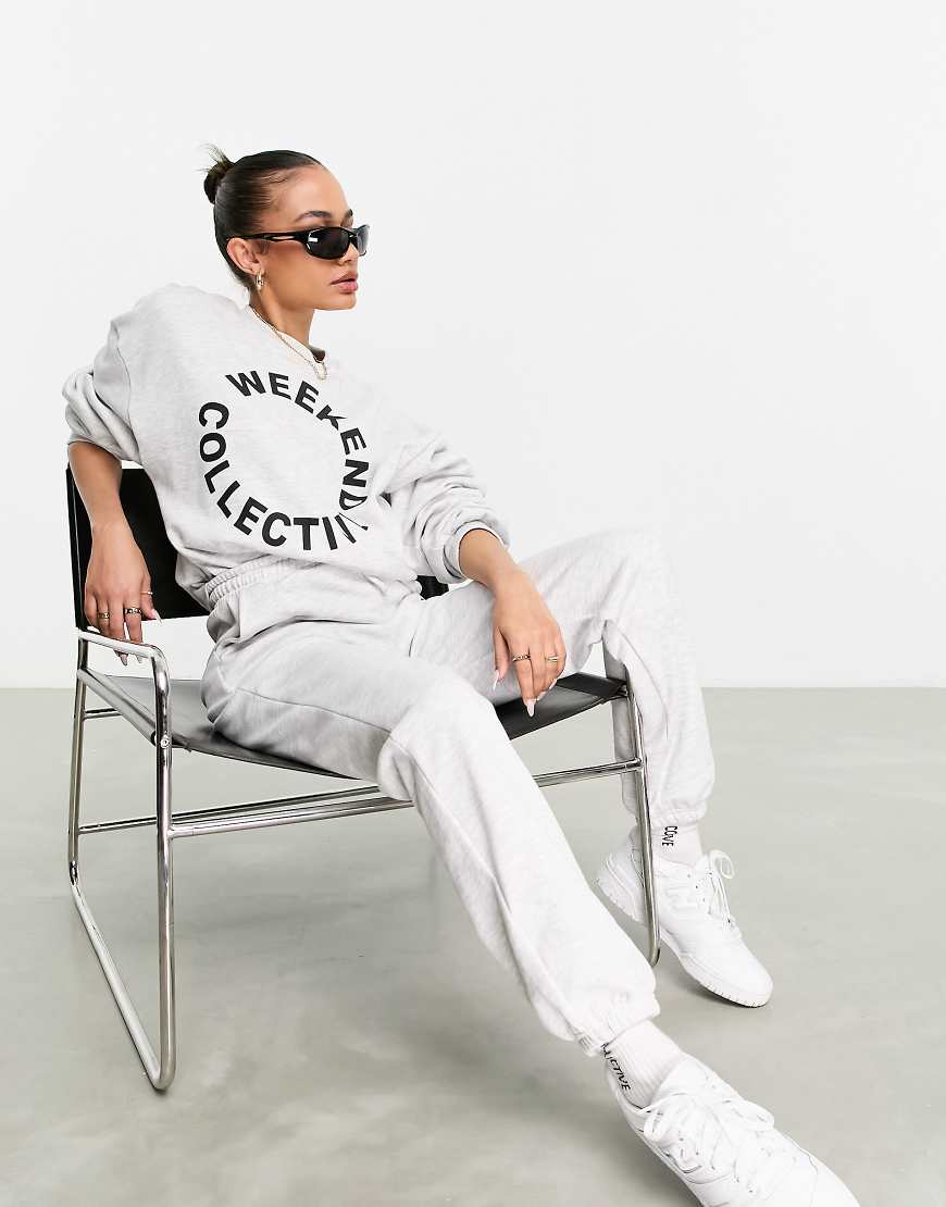 ASOS - Weekend Collective - Oversize-Sweatshirt in Kalkgrau mit Logo, Kombiteil ASOS - Weekend Collective - Oversize-Sweatshirt in Kalkgrau mit Logo, Kombiteil von ASOS Weekend Collective