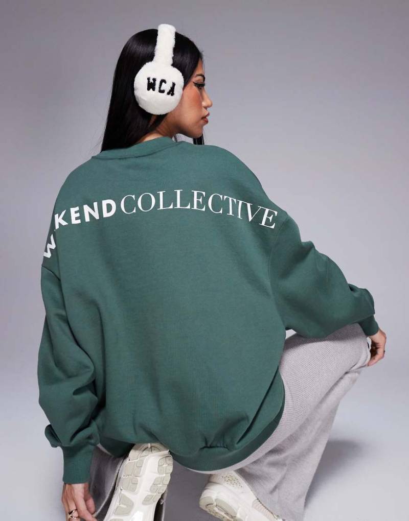ASOS - Weekend Collective - Oversize-Sweatshirt in Khaki mit großem Rückenlogo-Grün von ASOS Weekend Collective