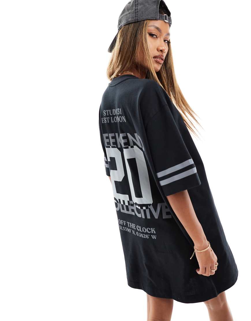 ASOS - Weekend Collective - Oversize-T-Shirt-Kleid in Schwarz mit Stapel-Grafikprint am Rücken ASOS - Weekend Collective - Oversize-T-Shirt-Kleid in Schwarz mit Stapel-Grafikprint am Rücken von ASOS Weekend Collective