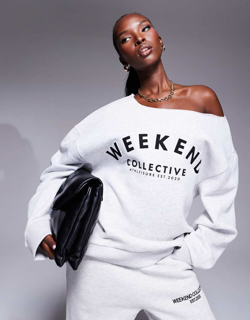 ASOS - Weekend Collective - Schulterfreies Sweatshirt in meliertem Eisgrau mit Logo-Stickerei ASOS - Weekend Collective - Schulterfreies Sweatshirt in meliertem Eisgrau mit Logo-Stickerei von ASOS Weekend Collective