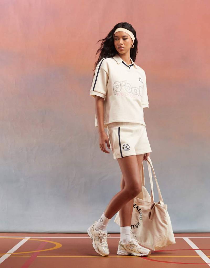 ASOS - Weekend Collective - Shorts aus schwerem Jersey in Buttermilch mit Grafik, Kombiteil-Bunt von ASOS Weekend Collective