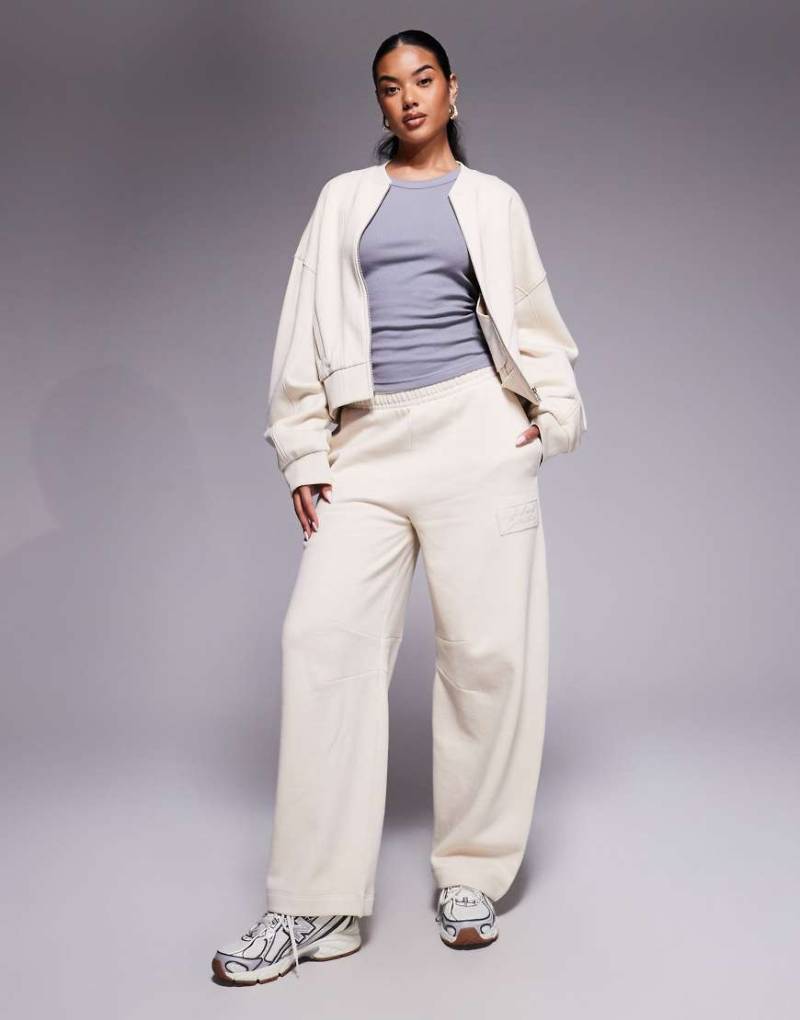Weekend Collective - Barrel-Jogginghose aus schwerem Stoff in Steinbeige mit Kritzel-Print, Kombiteil-Neutral von ASOS Weekend Collective