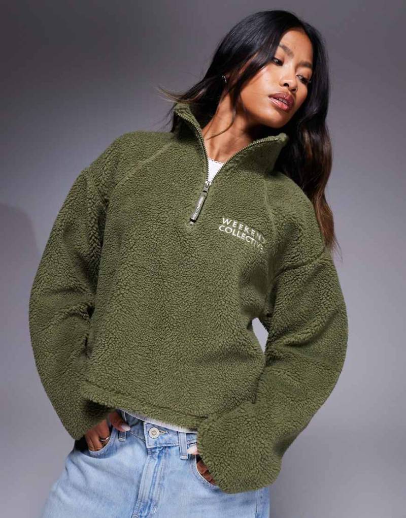 Weekend Collective - Cropped Oberteil aus Teddy-Fleece in Khaki-Grün von ASOS Weekend Collective