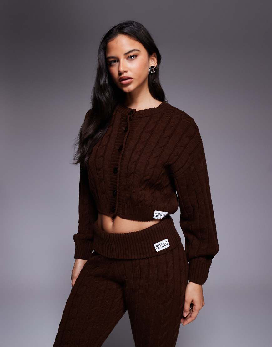 Weekend Collective - Cropped-Strickjacke in Schokobraun mit Zopfmuster-Brown von ASOS Weekend Collective