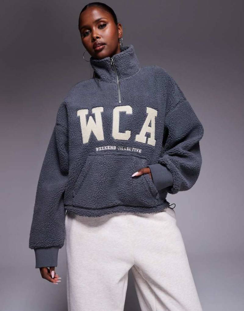 Weekend Collective - Cropped Sweatshirt in Grau aus Teddyfell mit kurzem Reißverschluss und College-Grafik-Detail von ASOS Weekend Collective