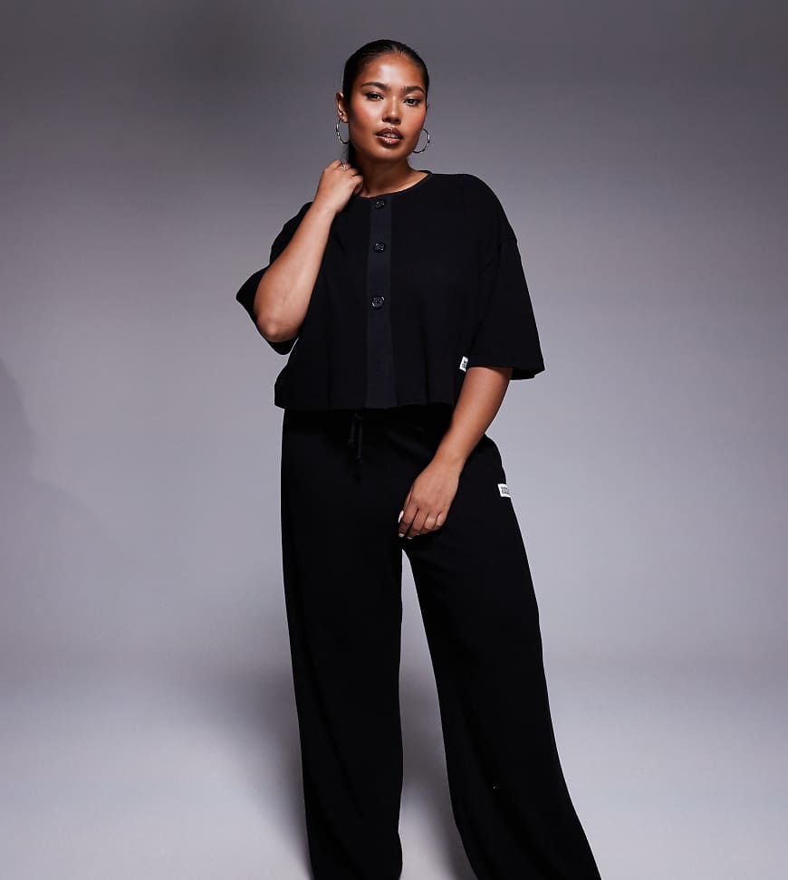 Weekend Collective Curve - Hose in Schwarz mit weitem Bein, Waffelstruktur und Besatz aus Nylon Weekend Collective Curve - Hose in Schwarz mit weitem Bein, Waffelstruktur und Besatz aus Nylon von ASOS Weekend Collective