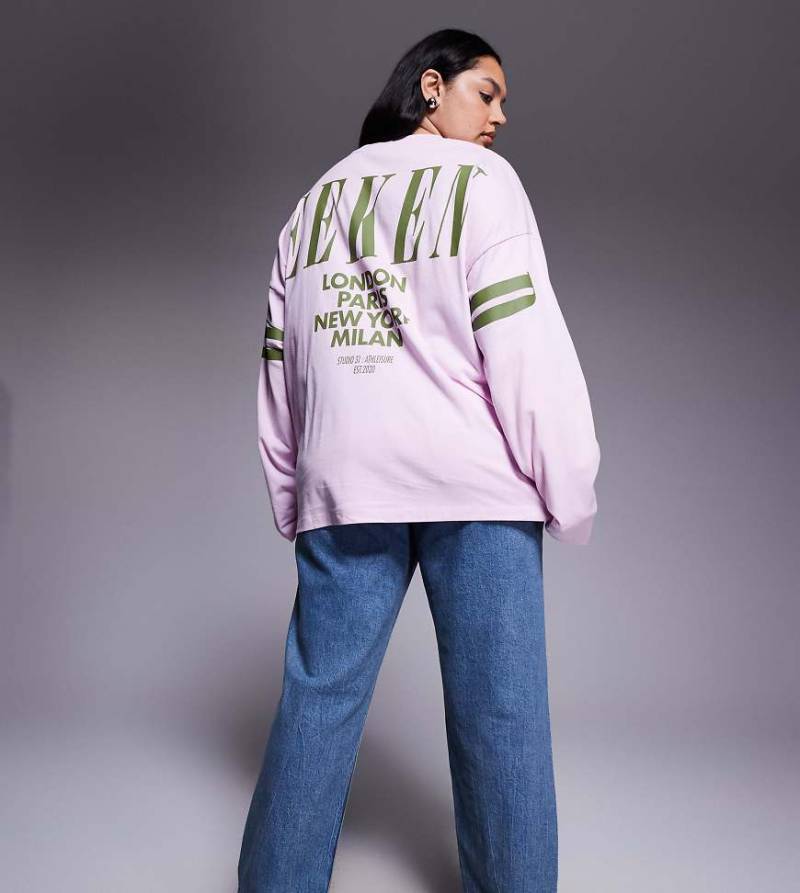 Weekend Collective Curve - Icon - Langärmliges Oversize-T-Shirt in Rosa mit Stapel-Logo auf dem Rücken Weekend Collective Curve - Icon - Langärmliges Oversize-T-Shirt in Rosa mit Stapel-Logo auf dem Rücken von ASOS Weekend Collective