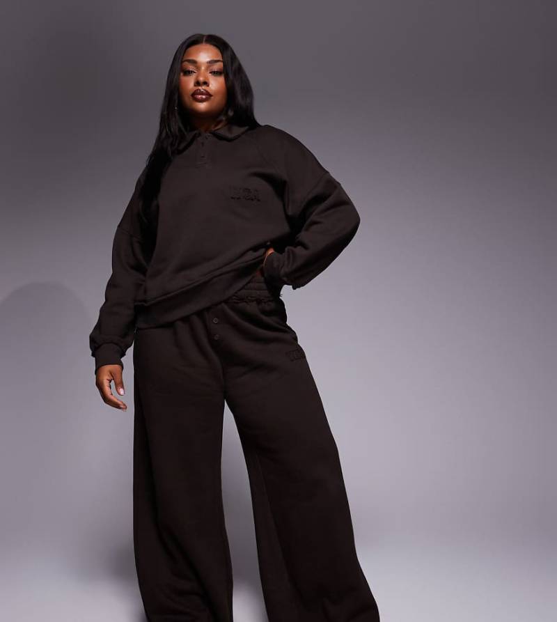 Weekend Collective Curve - Jogginghose in Schokobraun mit weitem Bein und „Ski Club"-Print, Kombiteil-Brown von ASOS Weekend Collective