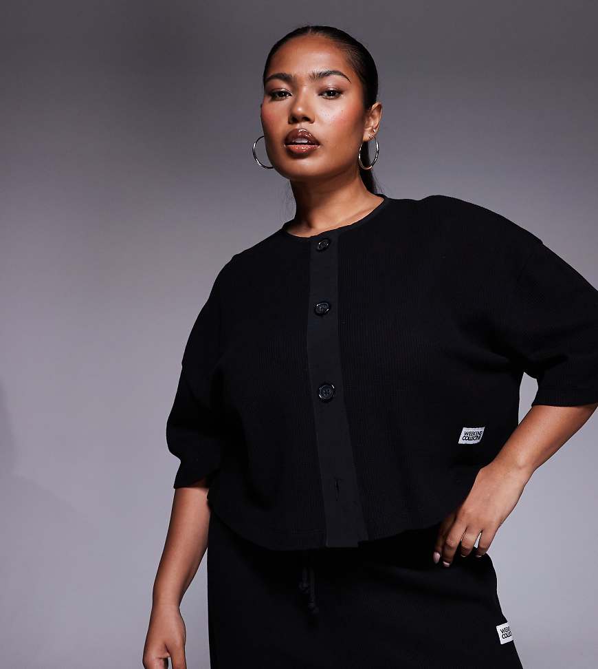 Weekend Collective Curve - Kurzärmlige Strickjacke in Schwarz mit Waffelstruktur und Besatz aus Nylon Weekend Collective Curve - Kurzärmlige Strickjacke in Schwarz mit Waffelstruktur und Besatz aus Nylon von ASOS Weekend Collective
