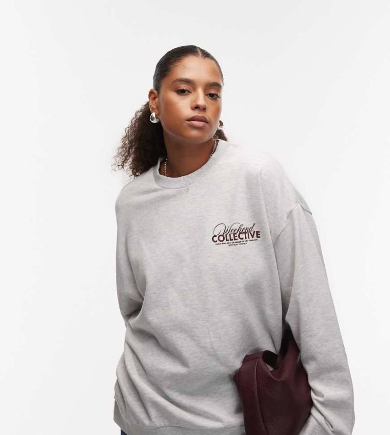 Weekend Collective Curve - Oversize-Sweatshirt in Eisgrau meliert mit Athleisure-Logografik auf der Rückseite-Weiß Weekend Collective Curve - Oversize-Sweatshirt in Eisgrau meliert mit Athleisure-Logografik auf der Rückseite-Weiß von ASOS Weekend Collective