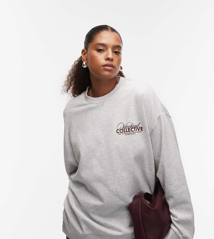 Weekend Collective Curve - Oversize-Sweatshirt in Eisgrau meliert mit Athleisure-Logografik auf der Rückseite-Weiß Weekend Collective Curve - Oversize-Sweatshirt in Eisgrau meliert mit Athleisure-Logografik auf der Rückseite-Weiß von ASOS Weekend Collective