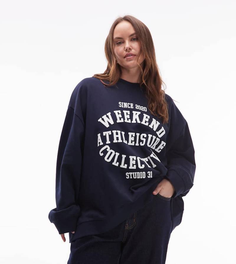 Weekend Collective Curve - Oversize-Sweatshirt in Marineblau mit „Athleisure-Studio"-Print Weekend Collective Curve - Oversize-Sweatshirt in Marineblau mit „Athleisure-Studio"-Print von ASOS Weekend Collective