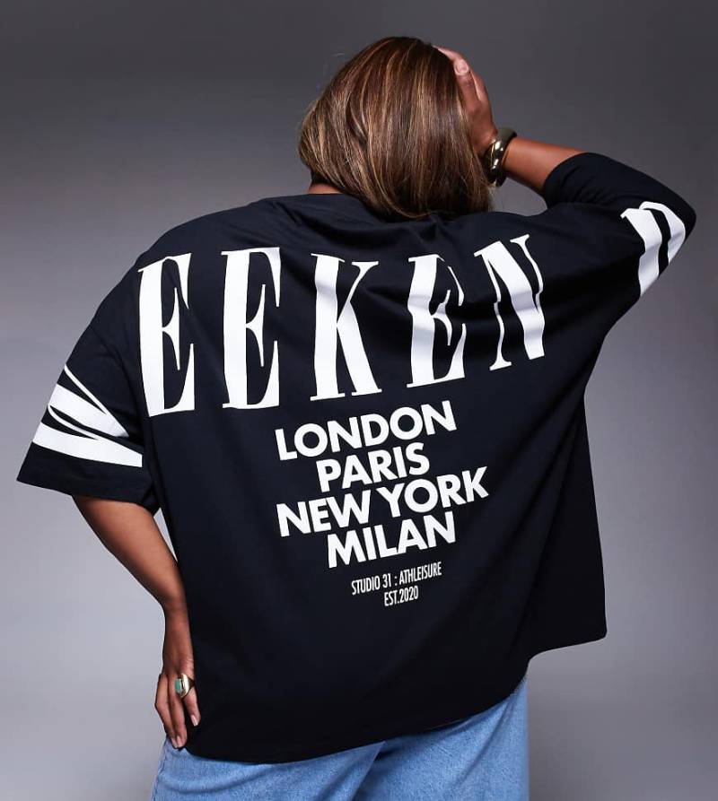 Weekend Collective Curve - Oversize-T-Shirt in Schwarz mit Stapel-Logo auf dem Rücken von ASOS Weekend Collective