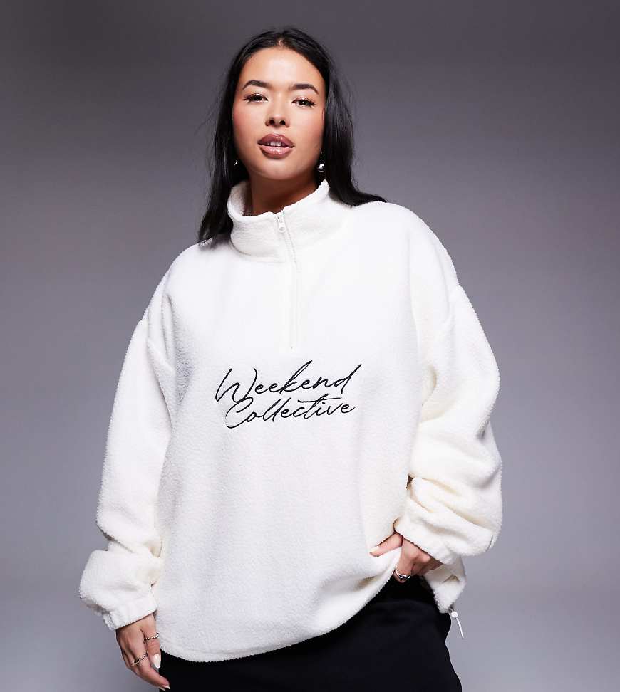 Weekend Collective Curve - Oversized-Pullover aus Teddyfell in Cremeweiß mit kurzem Reißverschluss und Logo von ASOS Weekend Collective