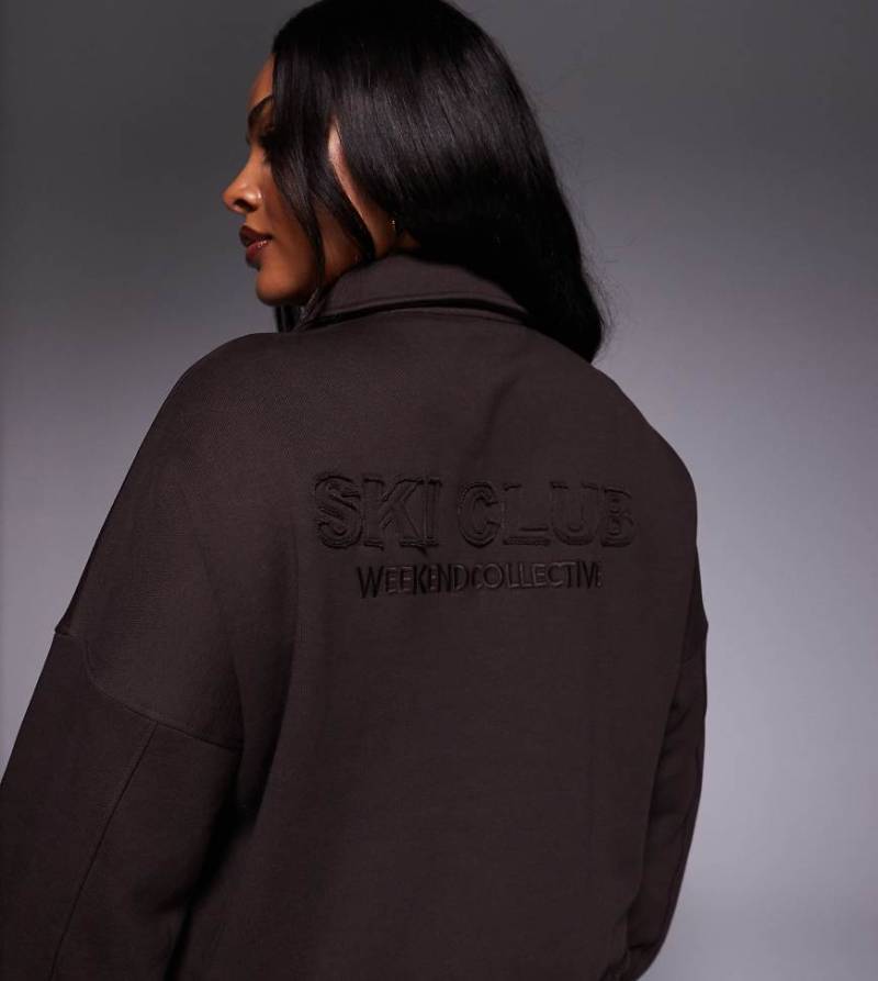 Weekend Collective Curve - Schweres Sweatshirt in Schokobraun mit Skiclub-Grafik, Kombiteil-Brown von ASOS Weekend Collective