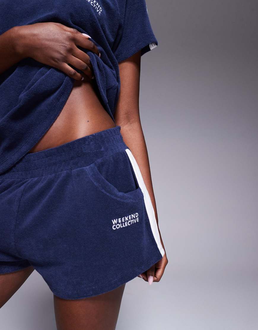 Weekend Collective - Frottee-Shorts in Marineblau, Kombiteil Weekend Collective - Frottee-Shorts in Marineblau, Kombiteil von ASOS Weekend Collective