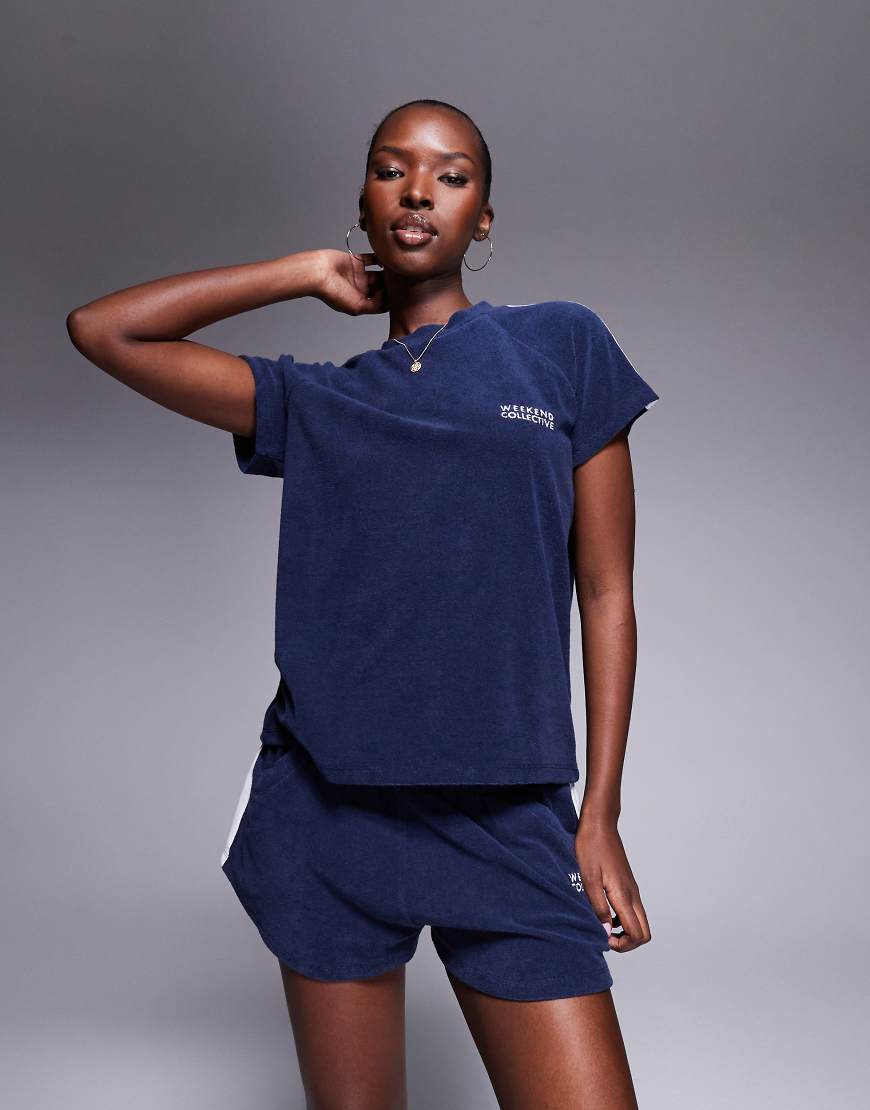 Weekend Collective - Frottee-T-Shirt in Marineblau, Kombiteil Weekend Collective - Frottee-T-Shirt in Marineblau, Kombiteil von ASOS Weekend Collective