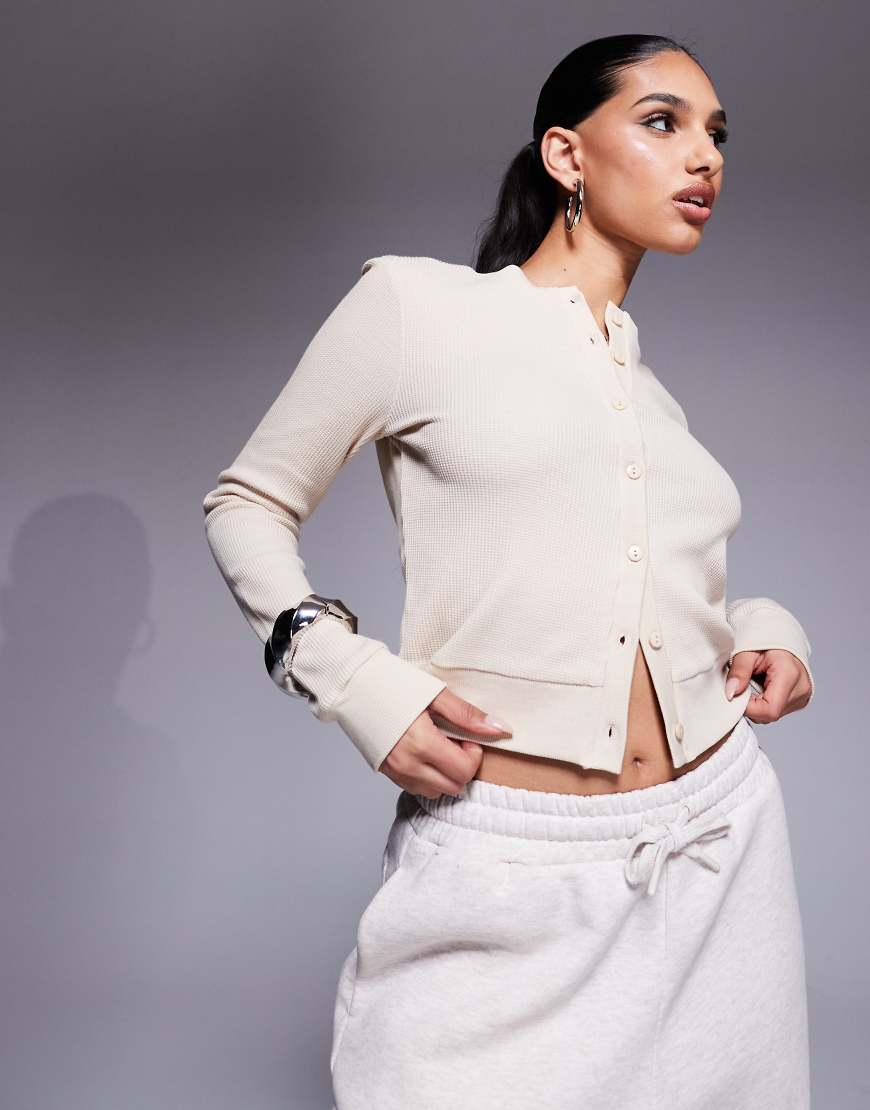 Weekend Collective - Strickjacke in Steinbeige mit Waffelstruktur und gewebtem Etikett-Neutral Weekend Collective - Strickjacke in Steinbeige mit Waffelstruktur und gewebtem Etikett-Neutral von ASOS Weekend Collective