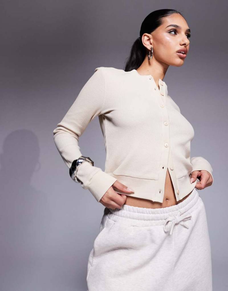 Weekend Collective - Strickjacke in Steinbeige mit Waffelstruktur und gewebtem Etikett-Neutral von ASOS Weekend Collective