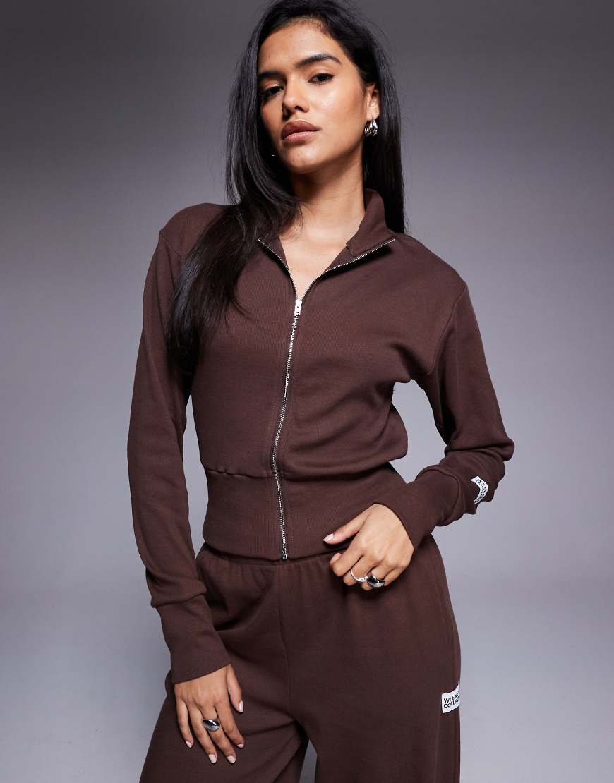 Weekend Collective - Gerippte Trainingsjacke in Schokobraun mit Stehkragen und Reißverschluss, Kombiteil-Brown von ASOS Weekend Collective