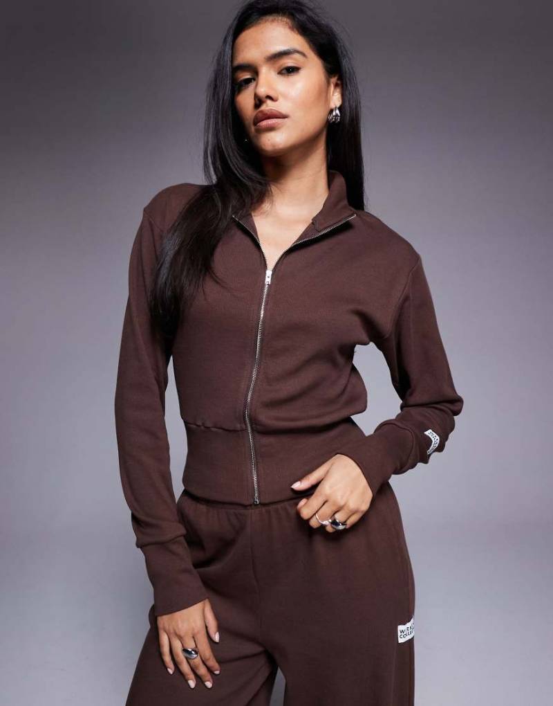 Weekend Collective - Gerippte Trainingsjacke in Schokobraun mit Stehkragen und Reißverschluss, Kombiteil-Brown von ASOS Weekend Collective