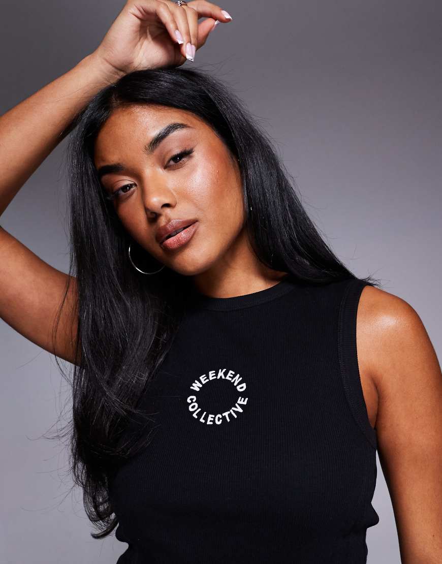 Weekend Collective - Geripptes Trägertop in Schwarz mit Stickereilogo von ASOS Weekend Collective