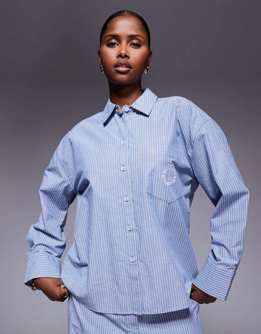 Weekend Collective - Gestreifte Hemdbluse in Blau und Marineblau, Kombiteil-Bunt Weekend Collective - Gestreifte Hemdbluse in Blau und Marineblau, Kombiteil-Bunt von ASOS Weekend Collective