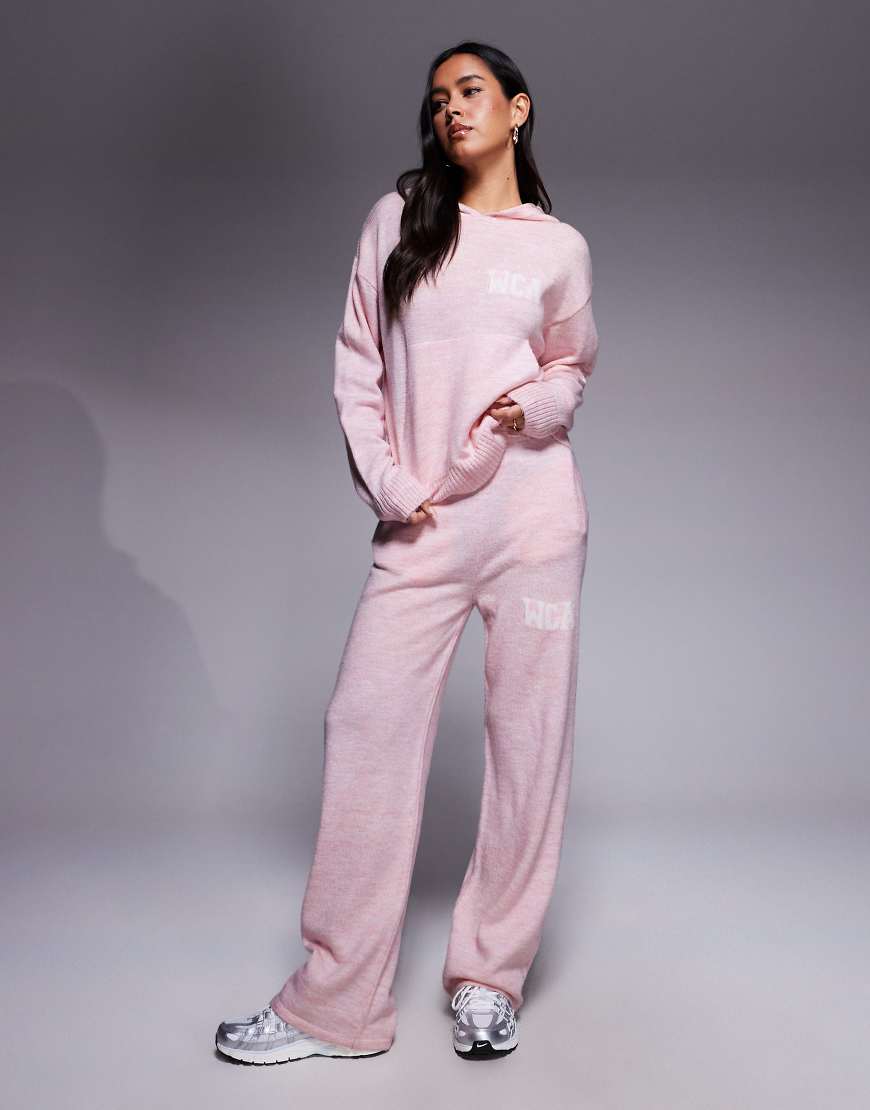 Weekend Collective - Gestrickte Jogginghose in Rosa mit College-Motiv und weitem Bein, Kombiteil von ASOS Weekend Collective