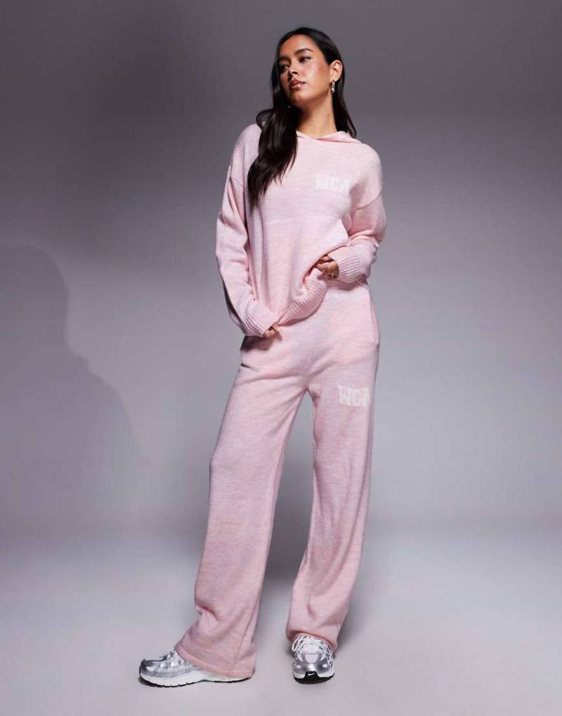 Weekend Collective - Gestrickte Jogginghose in Rosa mit College-Motiv und weitem Bein, Kombiteil von ASOS Weekend Collective
