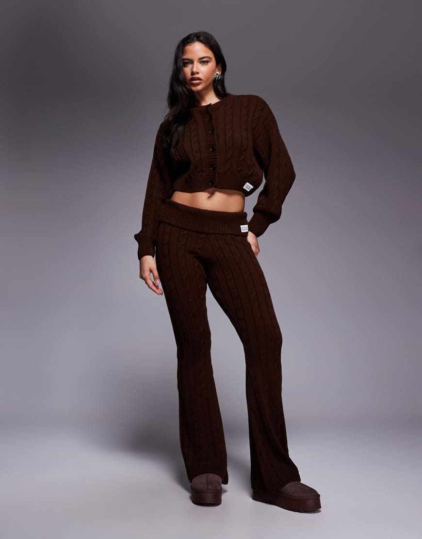 Weekend Collective - Gestrickte Schlaghose in Schokobraun mit Zopfmuster-Brown von ASOS Weekend Collective