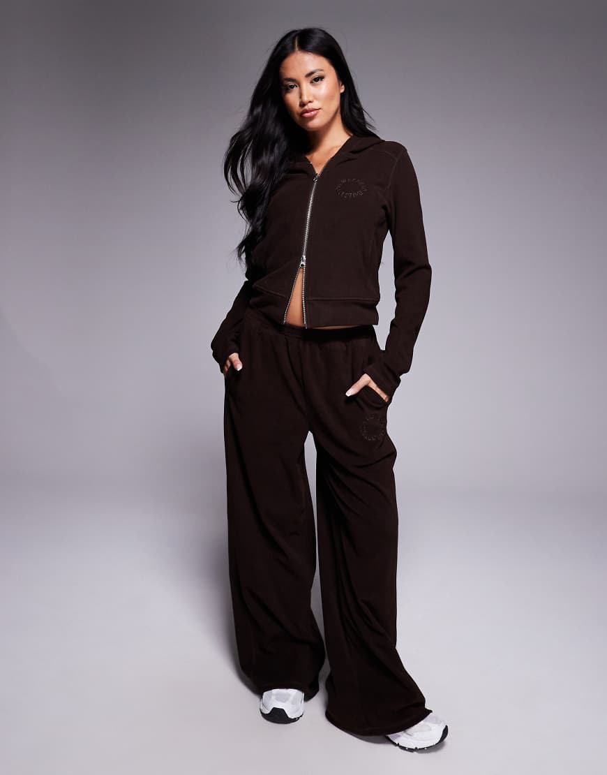 Weekend Collective - Hose aus elastischem Mikro-Fleece in Schokobraun mit weitem Bein, Kombiteil-Brown von ASOS Weekend Collective