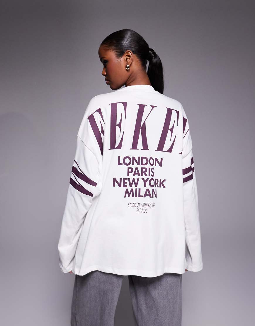 Weekend Collective - Icon - Langärmliges Shirt in Cremeweiß und Pflaume mit gestapeltem Rückenlogo von ASOS Weekend Collective