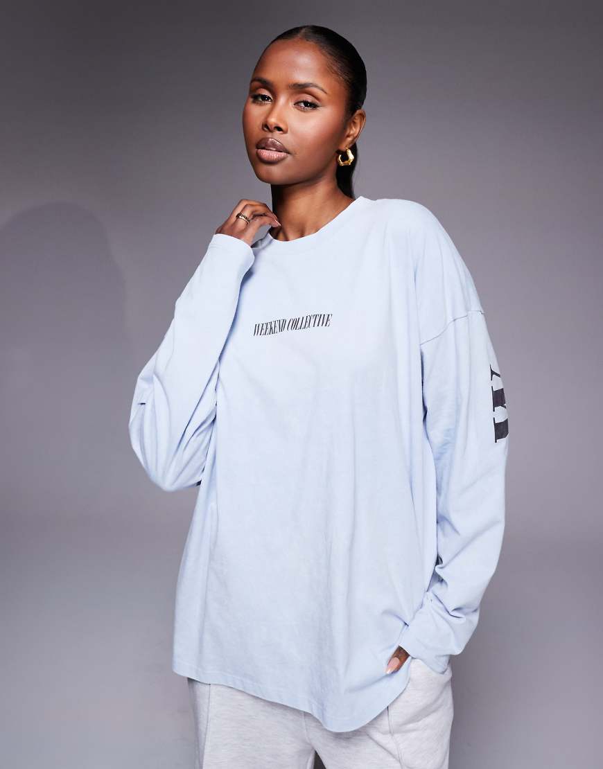 Weekend Collective - Icon - Langärmliges T-Shirt in verwaschenem Altblau mit gestapeltem Rückenlogo in Schokobraun von ASOS Weekend Collective