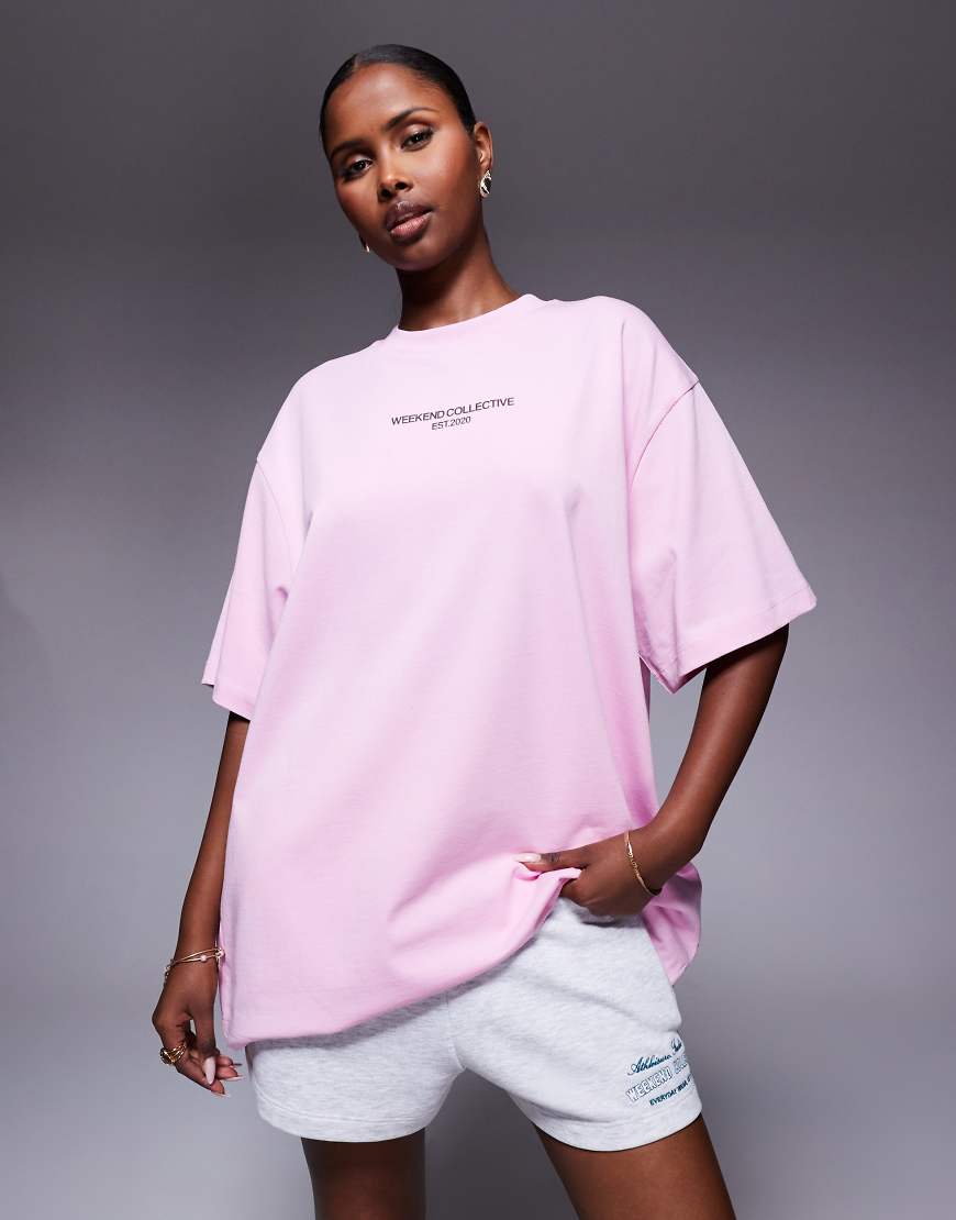 Weekend Collective - Icon - Oversize-T-Shirt Rosa mit dicker Schriftgrafik hinten Weekend Collective - Icon - Oversize-T-Shirt Rosa mit dicker Schriftgrafik hinten von ASOS Weekend Collective