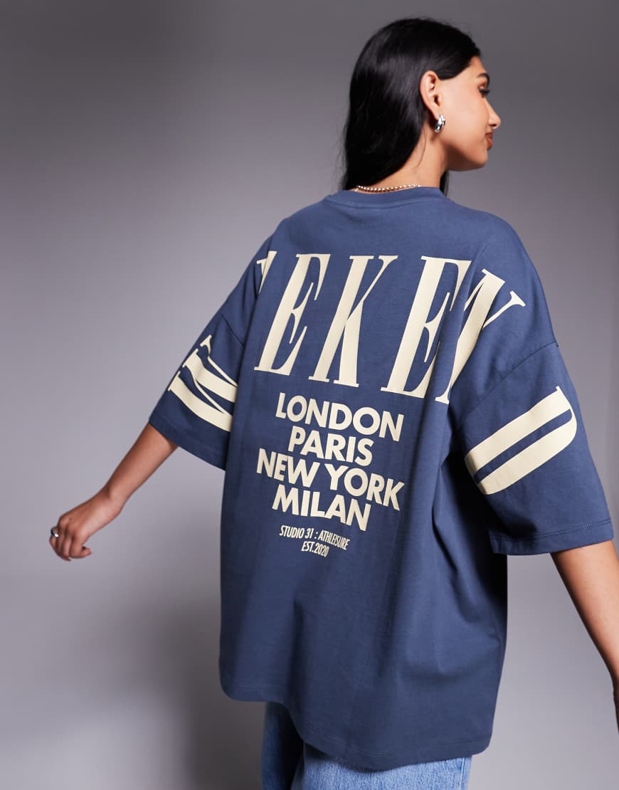 Weekend Collective - Icon - Oversize-T-Shirt in Blau und Buttermilchgelb mit Stapel-Logo auf dem Rücken Weekend Collective - Icon - Oversize-T-Shirt in Blau und Buttermilchgelb mit Stapel-Logo auf dem Rücken von ASOS Weekend Collective