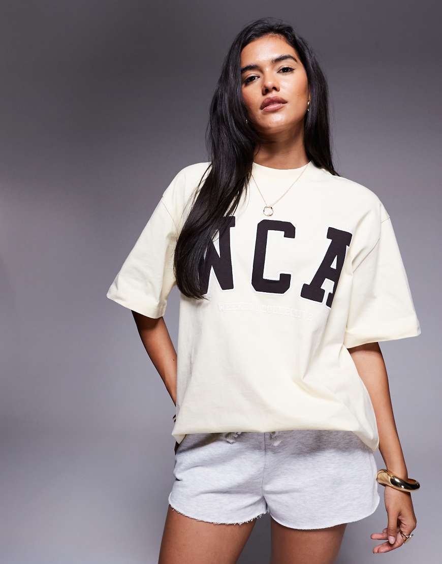 Weekend Collective - Icon - Oversize-T-Shirt in Buttermilchgelb mit „WCA"-Stickerei Weekend Collective - Icon - Oversize-T-Shirt in Buttermilchgelb mit „WCA"-Stickerei von ASOS Weekend Collective