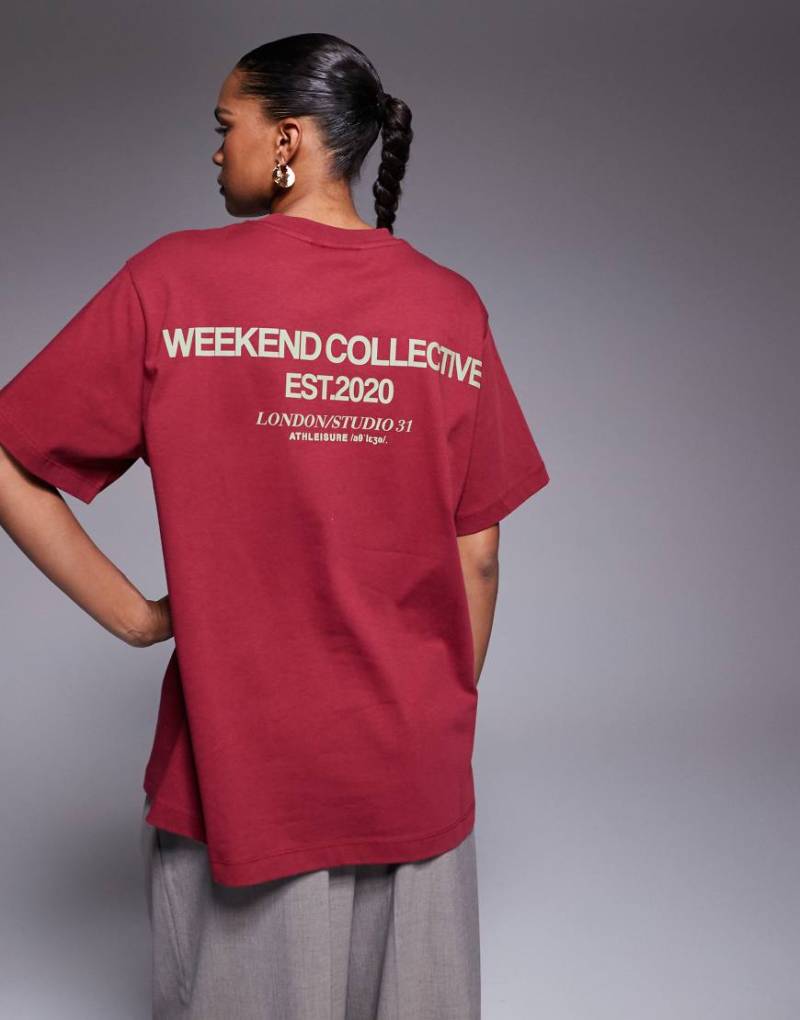Weekend Collective - Icon - Oversize-T-Shirt in Pflaume mit Grafik in Fettschrift am Rücken-Rot Weekend Collective - Icon - Oversize-T-Shirt in Pflaume mit Grafik in Fettschrift am Rücken-Rot von ASOS Weekend Collective