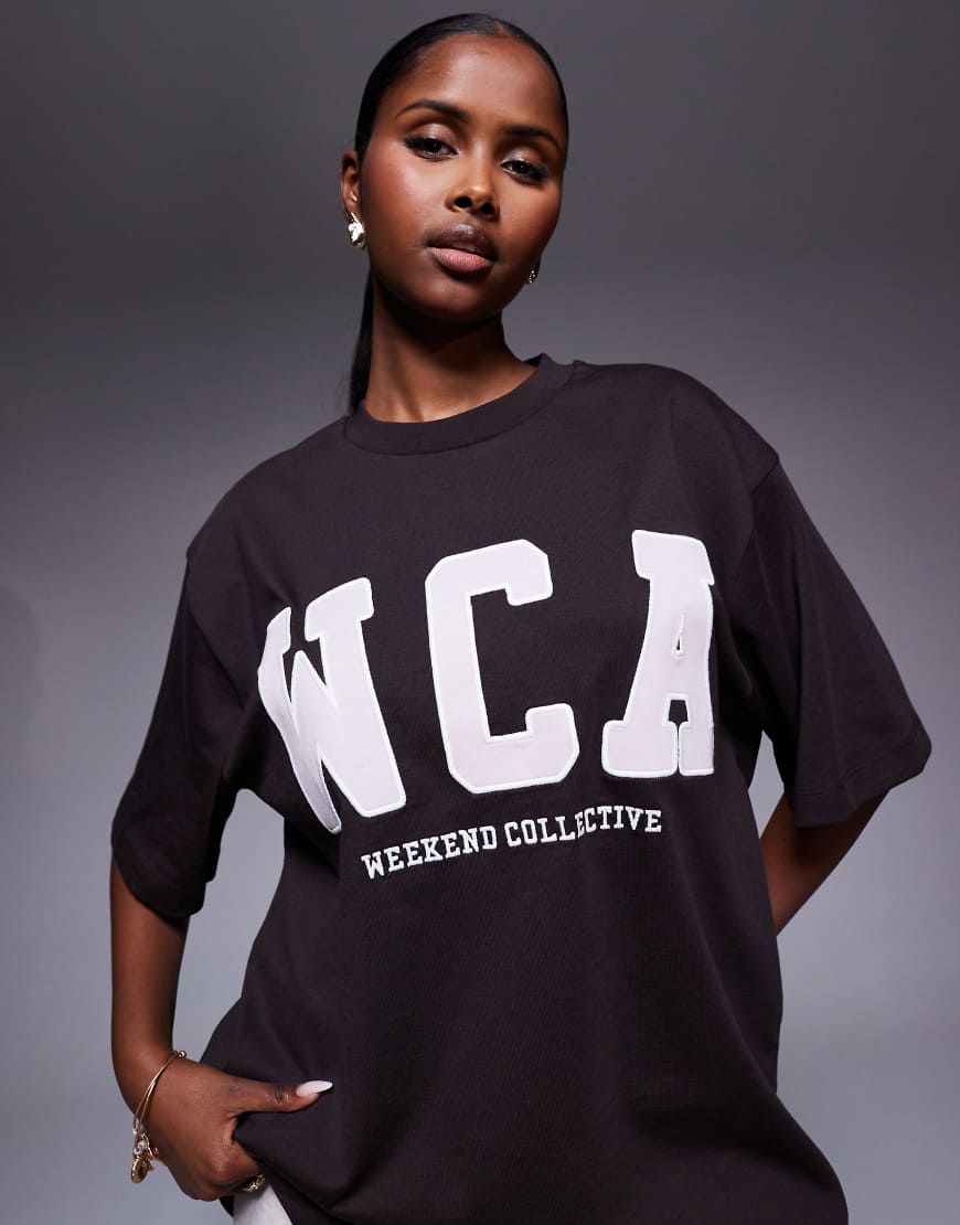 Weekend Collective - Icon - Oversize-T-Shirt in Schokobraun mit aufgestickter „WCA"-Grafik Weekend Collective - Icon - Oversize-T-Shirt in Schokobraun mit aufgestickter „WCA"-Grafik von ASOS Weekend Collective