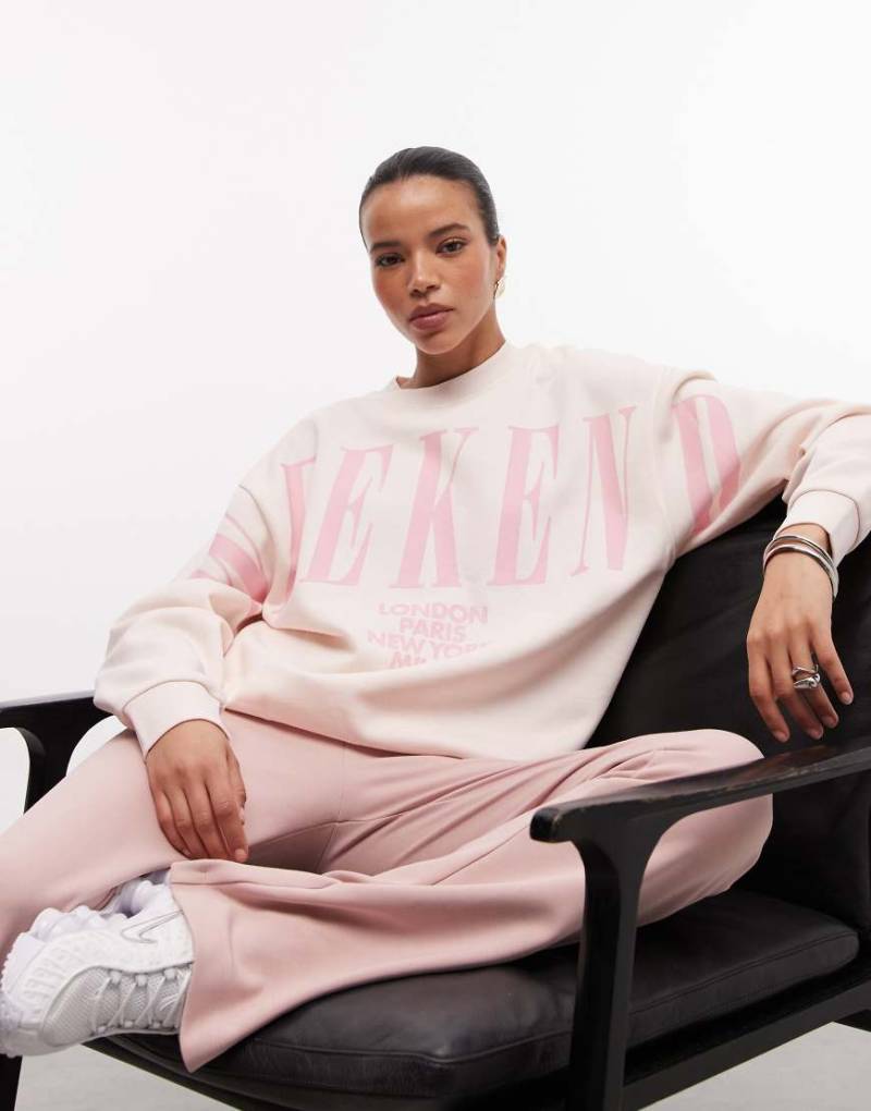 Weekend Collective - Icon - Sweatshirt in farblich abgestimmtem Rosa mit Stapel-Logo von ASOS Weekend Collective