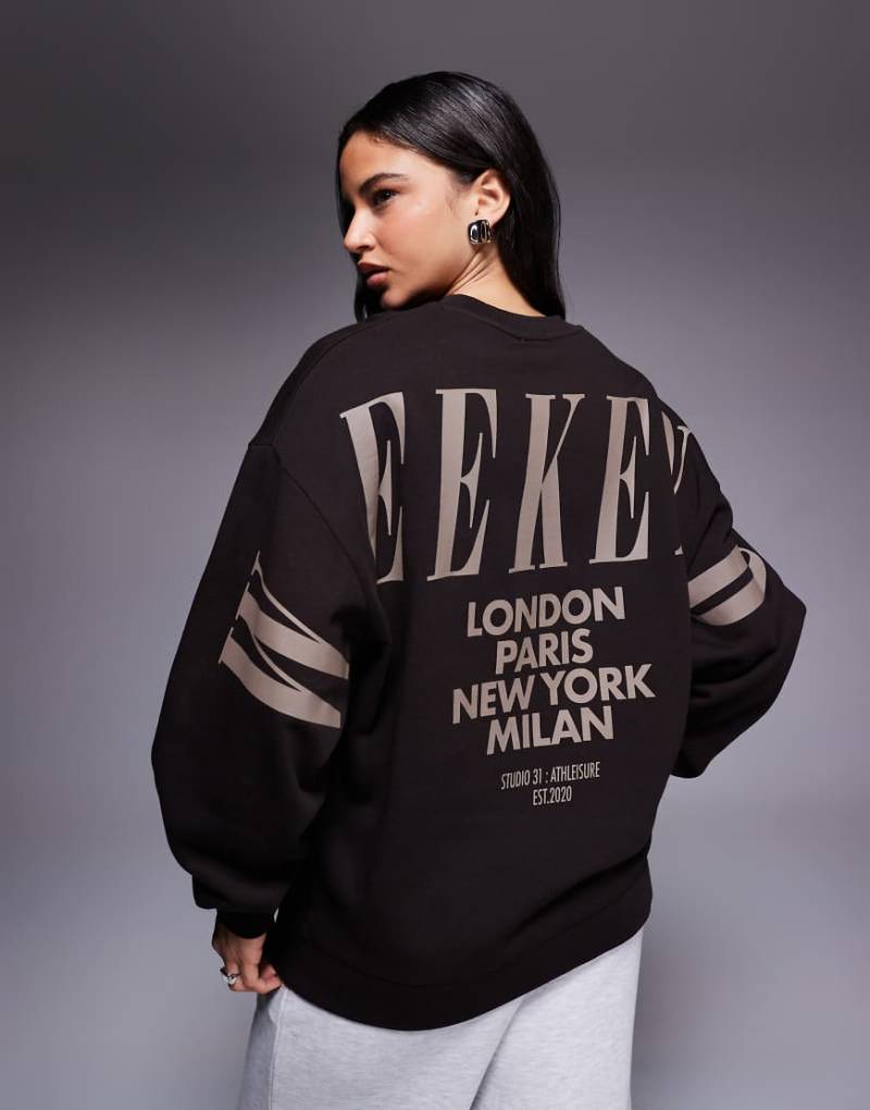 Weekend Collective - Icon - Sweatshirt in farblich abgestimmtem Schokobraun mit Stapel-Logo auf dem Rücken-Brown von ASOS Weekend Collective