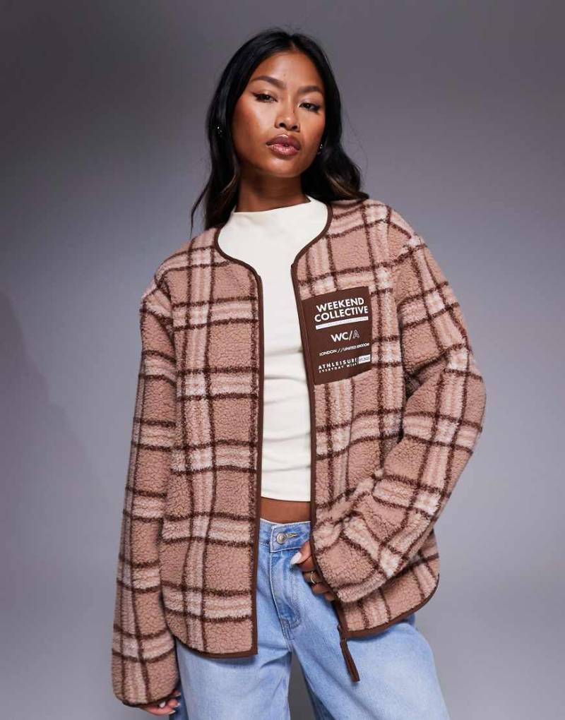 Weekend Collective - Jacke aus Teddy-Fleece in Rosa kariert mit Reißverschluss-Bunt von ASOS Weekend Collective