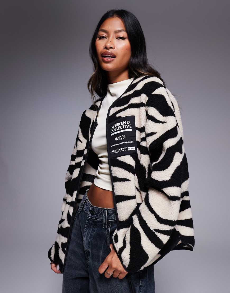 Weekend Collective - Jacke aus Teddy-Fleece mit durchgehendem Reißverschluss und Zebramuster-Bunt Weekend Collective - Jacke aus Teddy-Fleece mit durchgehendem Reißverschluss und Zebramuster-Bunt von ASOS Weekend Collective