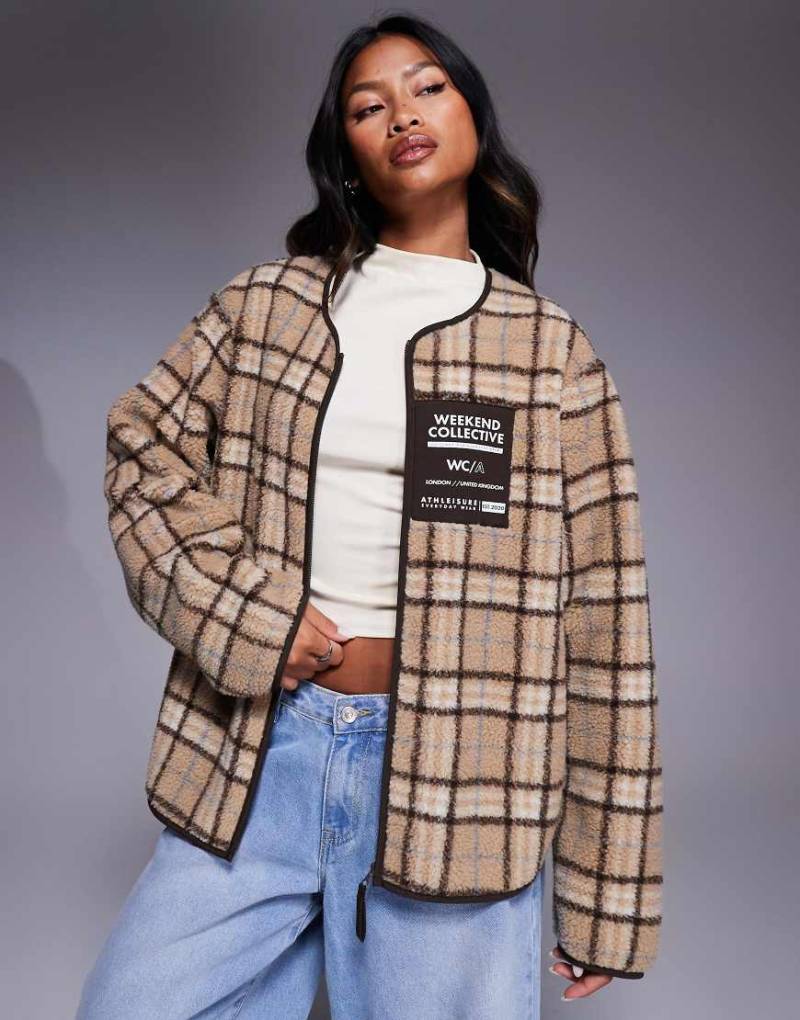 Weekend Collective - Jacke aus Teddy-Fleece mit durchgehendem Reißverschluss und neutralem Karomuster-Bunt von ASOS Weekend Collective