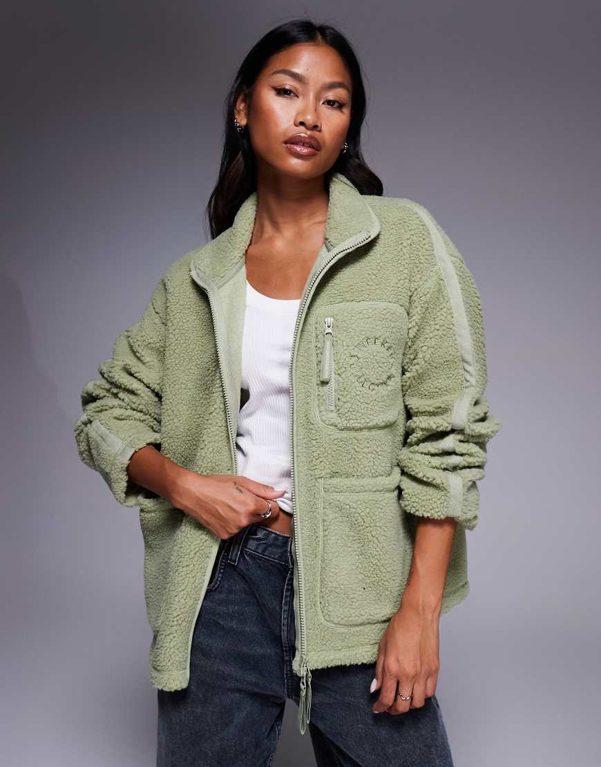 Weekend Collective - Jacke aus Teddyfell in Salbeigrün mit durchgehendem Reißverschluss und Ziernaht von ASOS Weekend Collective