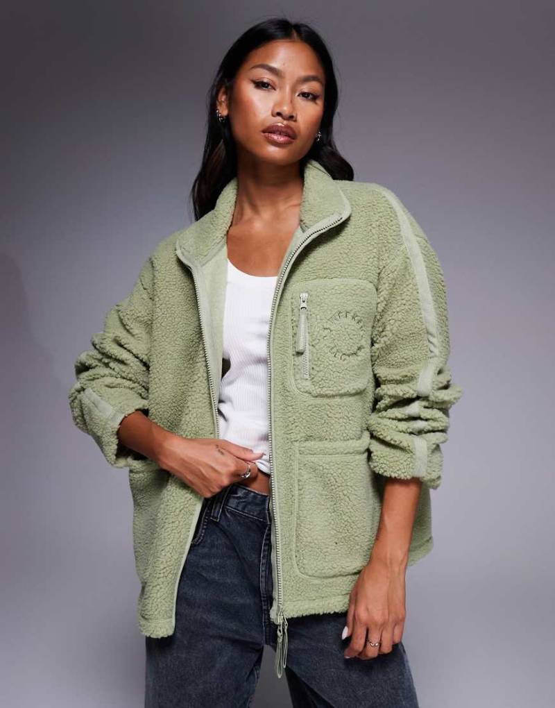 Weekend Collective - Jacke aus Teddyfell in Salbeigrün mit durchgehendem Reißverschluss und Ziernaht von ASOS Weekend Collective